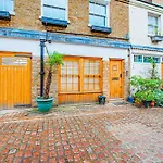 Luxury Mews House With Free Parking