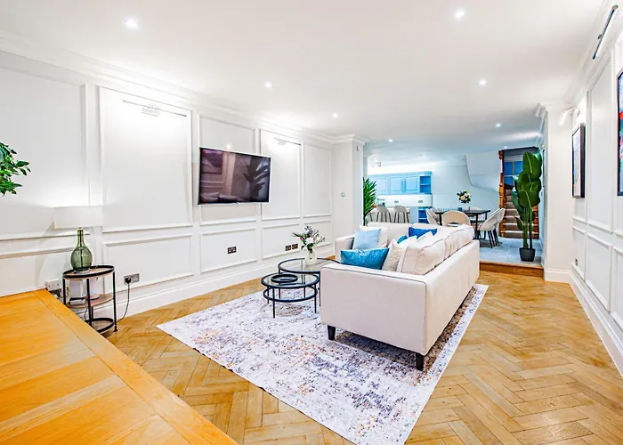 Luxury Mews House With Free Parking
