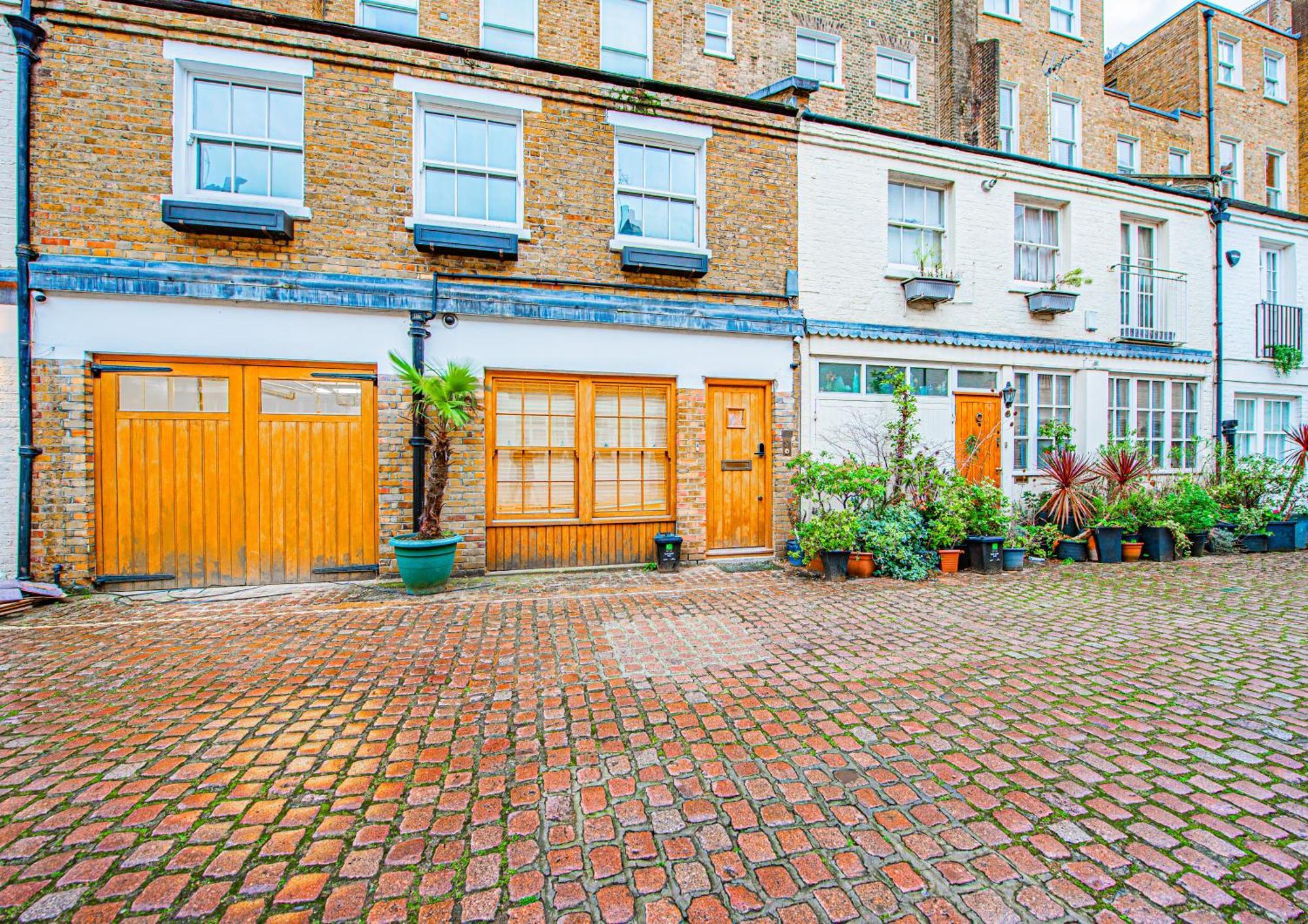 Luxury Mews House With Free Parking London